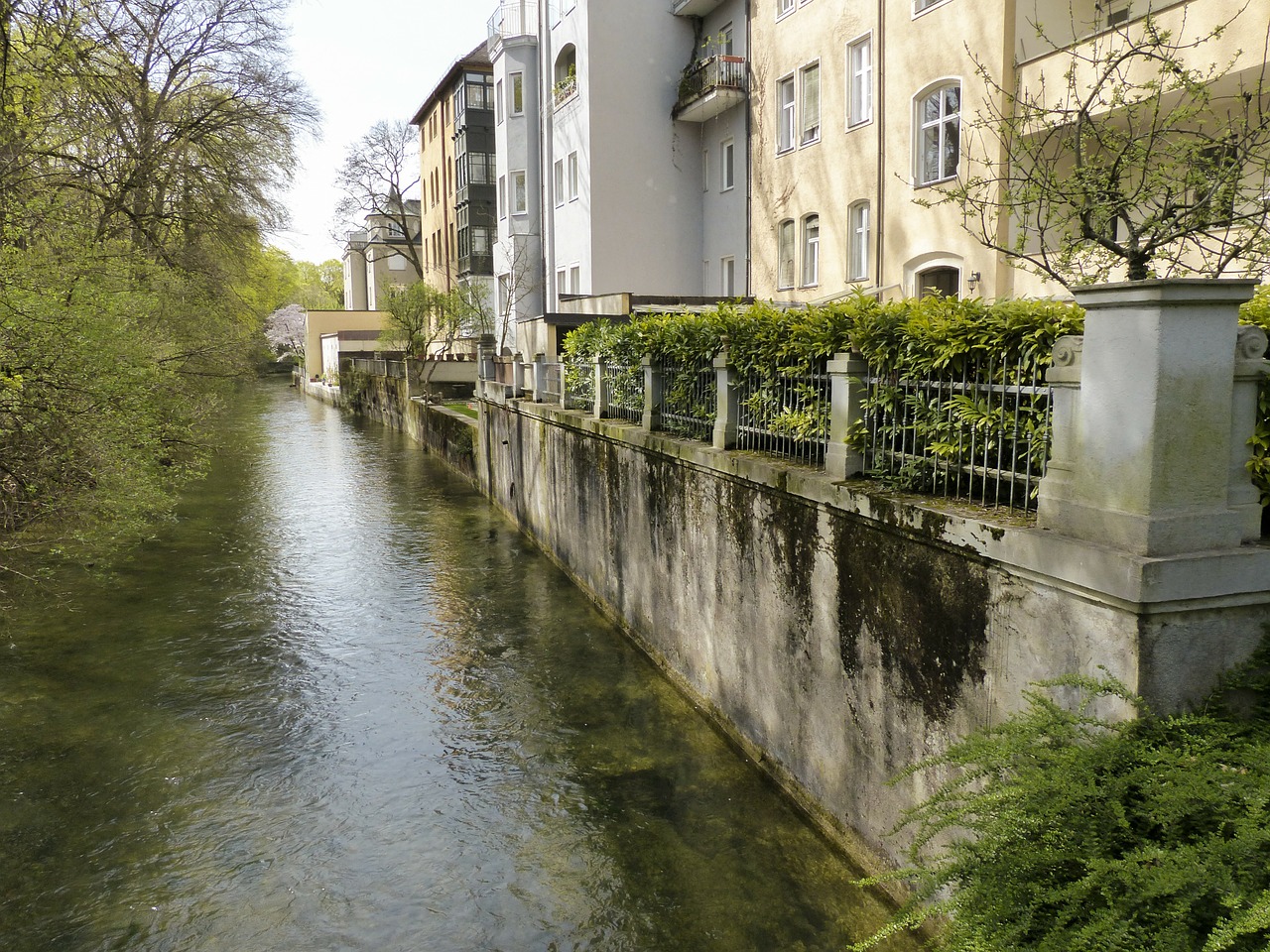 Zamek w Oporowie – siedziba rodu Oporowskich.